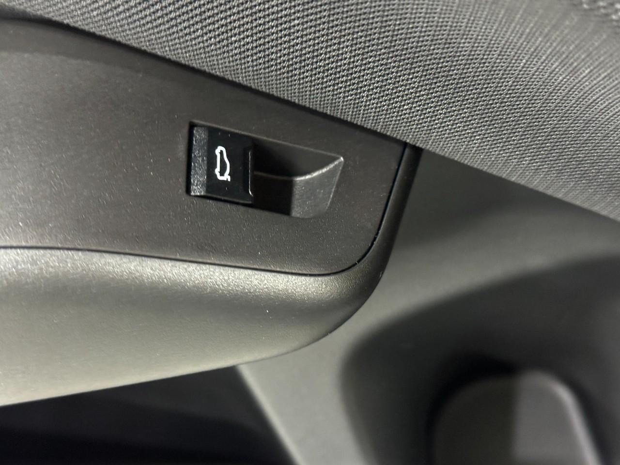 BMW X3 Vehicle Full-screen Gallery Image 26