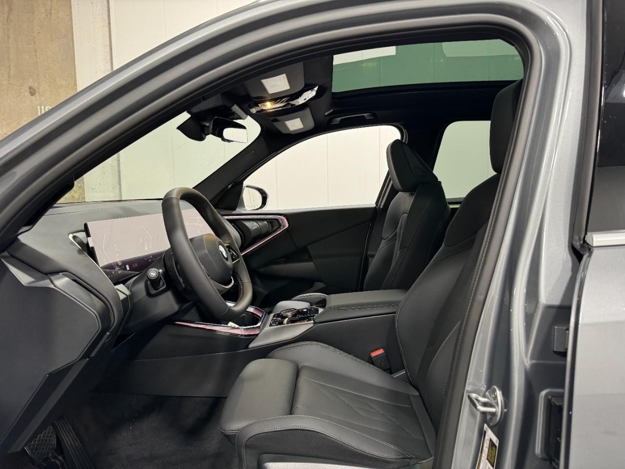 BMW X3 Vehicle Full-screen Gallery Image 27