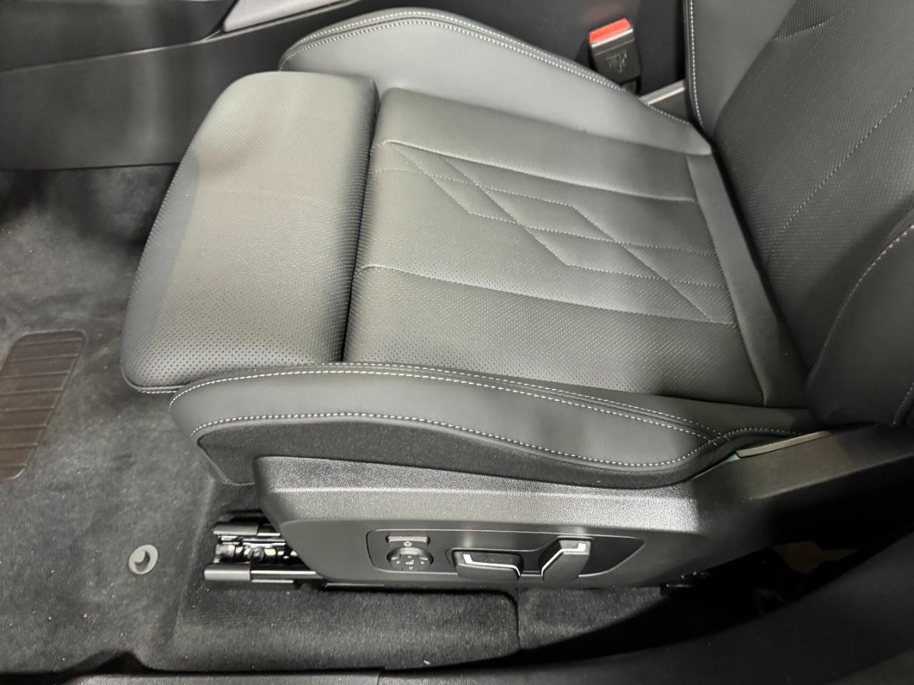 BMW X3 Vehicle Full-screen Gallery Image 28