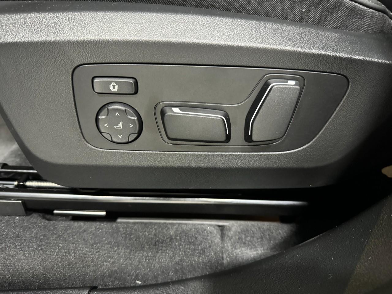 BMW X3 Vehicle Full-screen Gallery Image 29