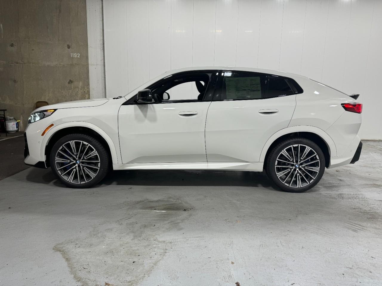 BMW X2 Vehicle Full-screen Gallery Image 2