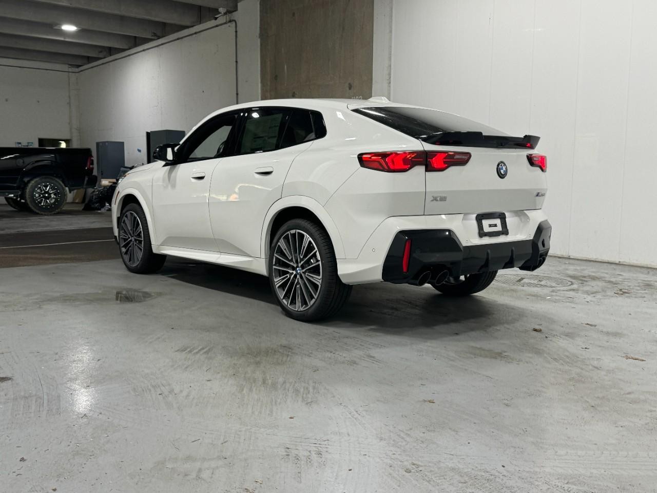 BMW X2 Vehicle Full-screen Gallery Image 3