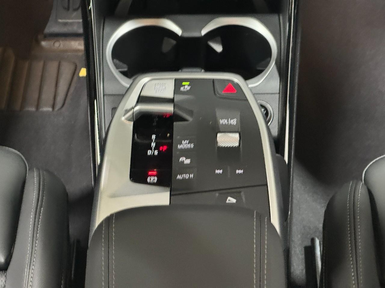 BMW X2 Vehicle Full-screen Gallery Image 16