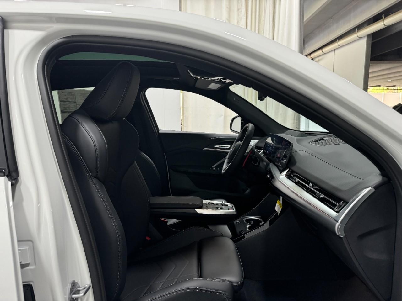 BMW X2 Vehicle Full-screen Gallery Image 18