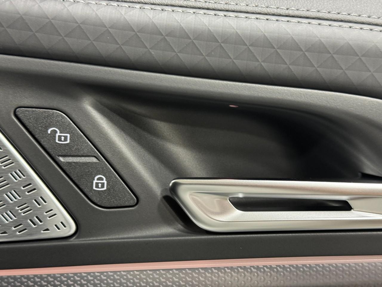 BMW X2 Vehicle Full-screen Gallery Image 21