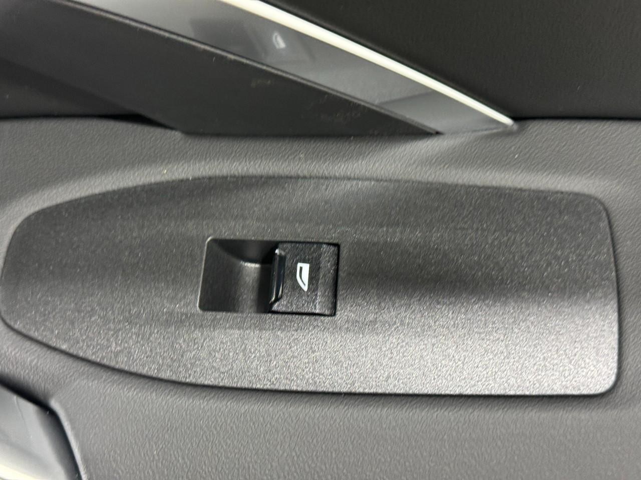 BMW X2 Vehicle Full-screen Gallery Image 22