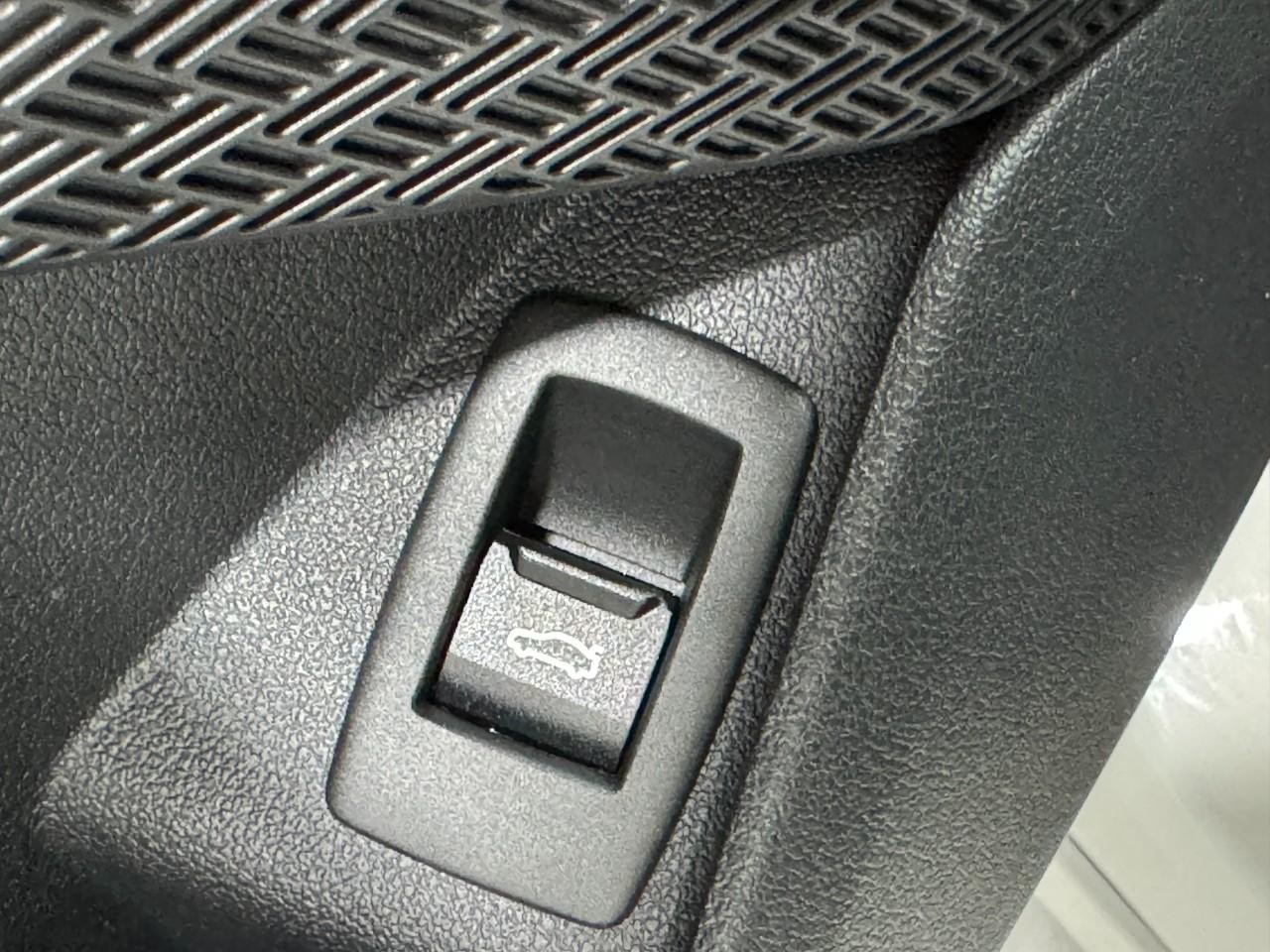 BMW X2 Vehicle Full-screen Gallery Image 26