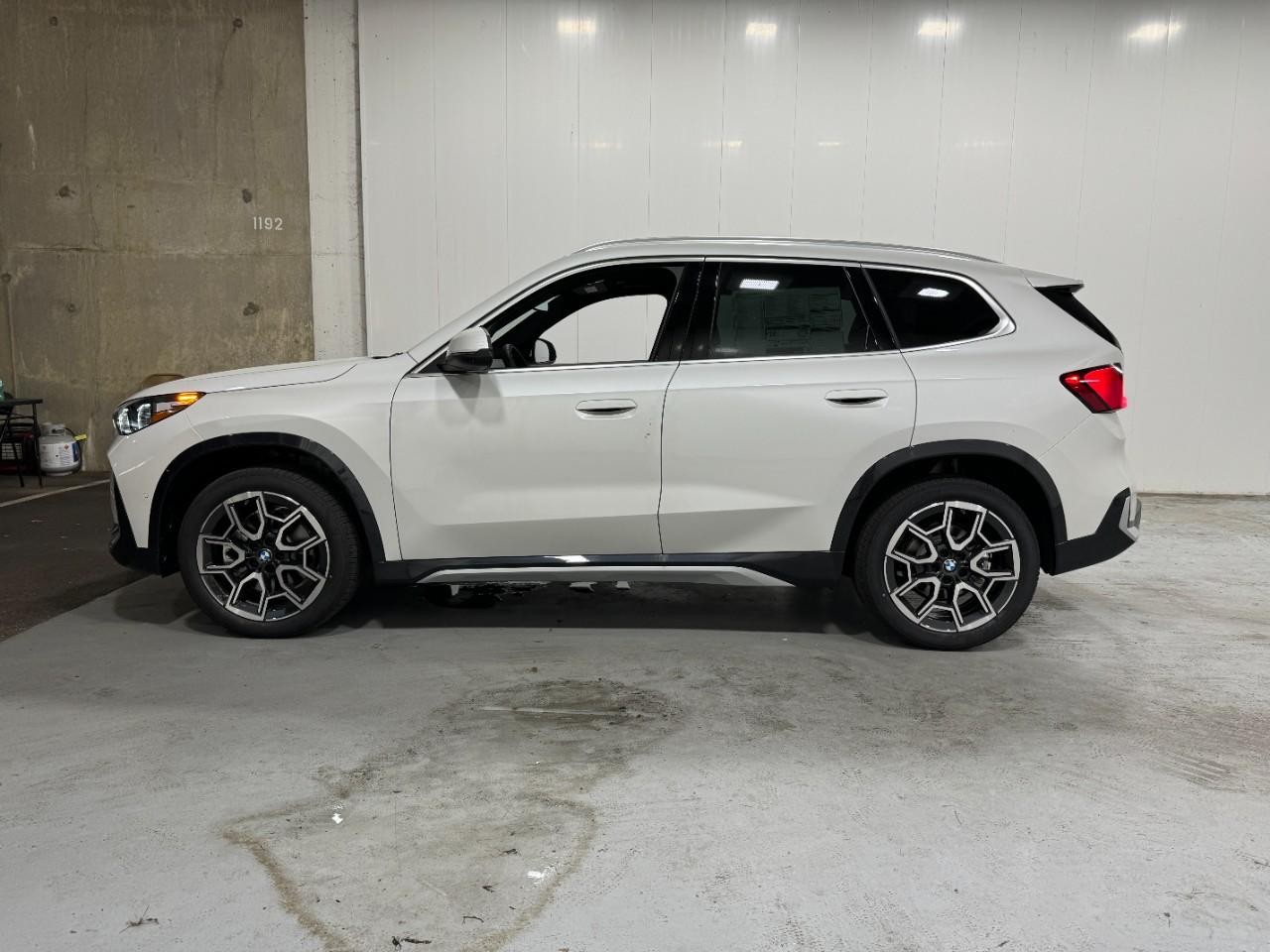 BMW X1 Vehicle Full-screen Gallery Image 2