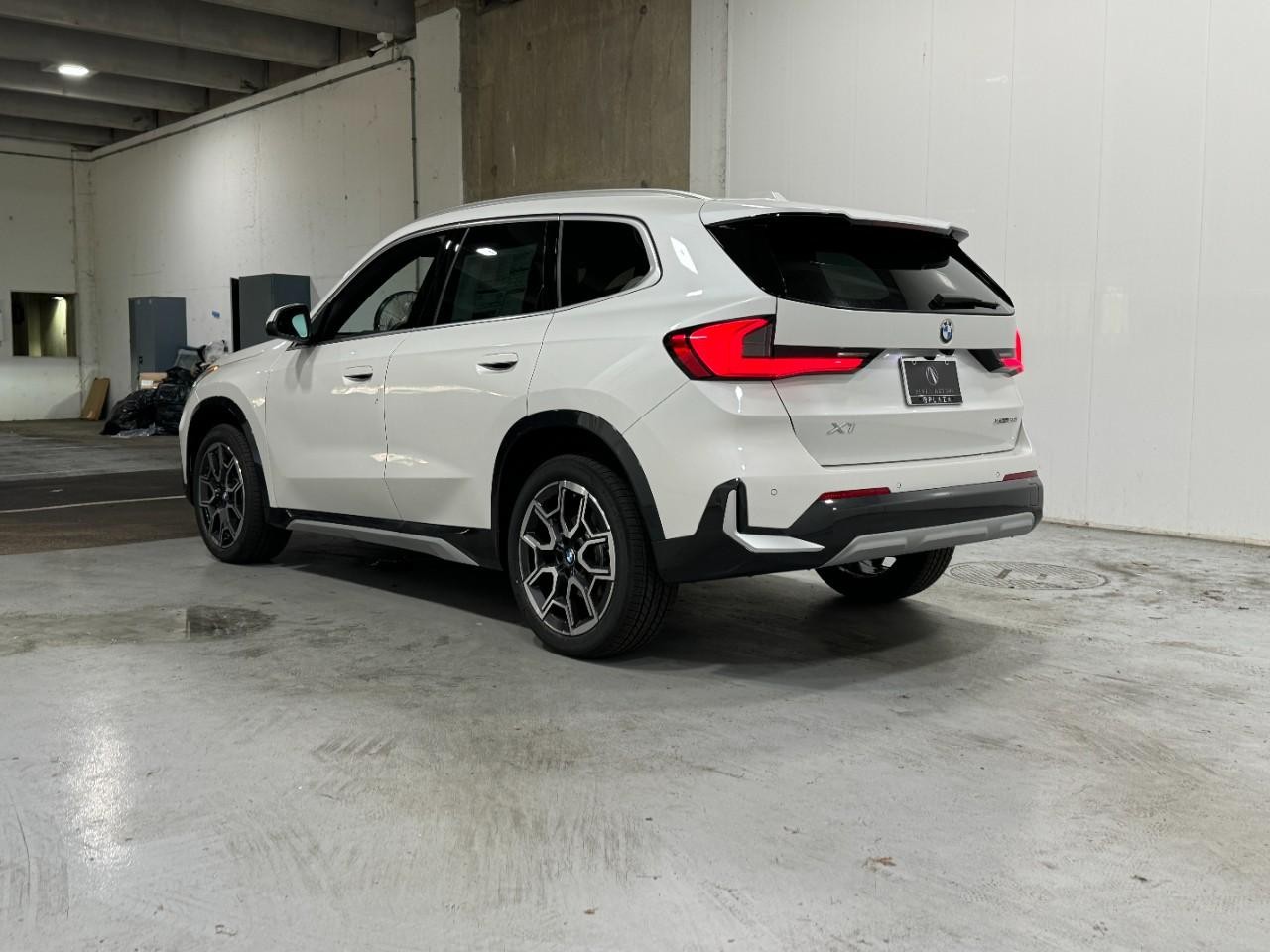 BMW X1 Vehicle Full-screen Gallery Image 3
