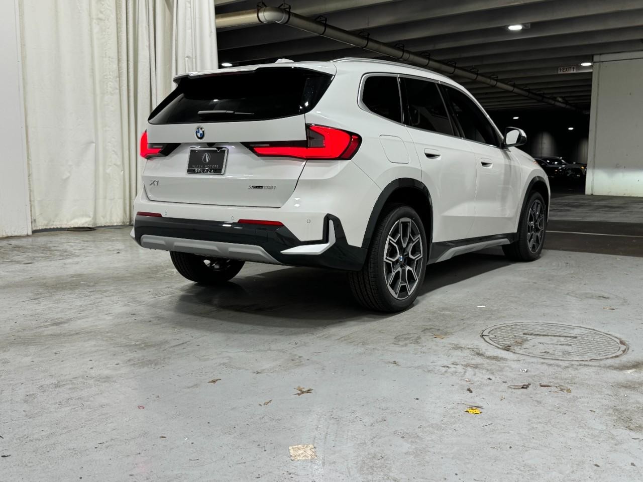 BMW X1 Vehicle Full-screen Gallery Image 4
