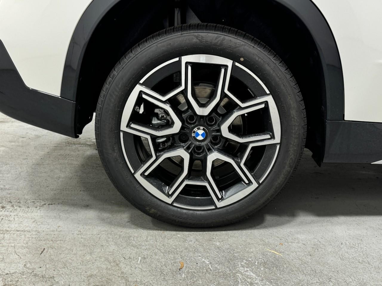 BMW X1 Vehicle Full-screen Gallery Image 5