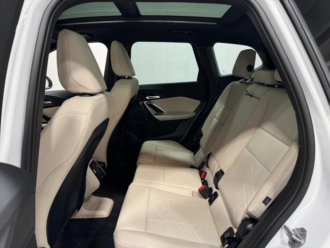 BMW X1 Vehicle Full-screen Gallery Image 8