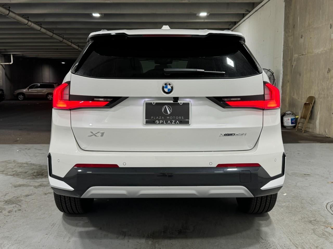 BMW X1 Vehicle Full-screen Gallery Image 9