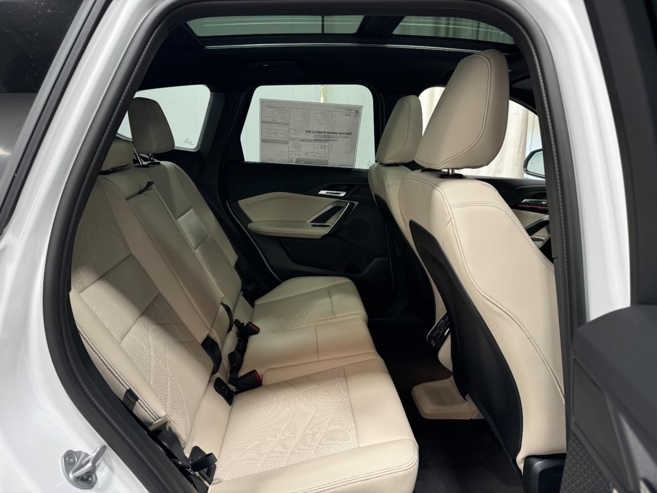 BMW X1 Vehicle Full-screen Gallery Image 10