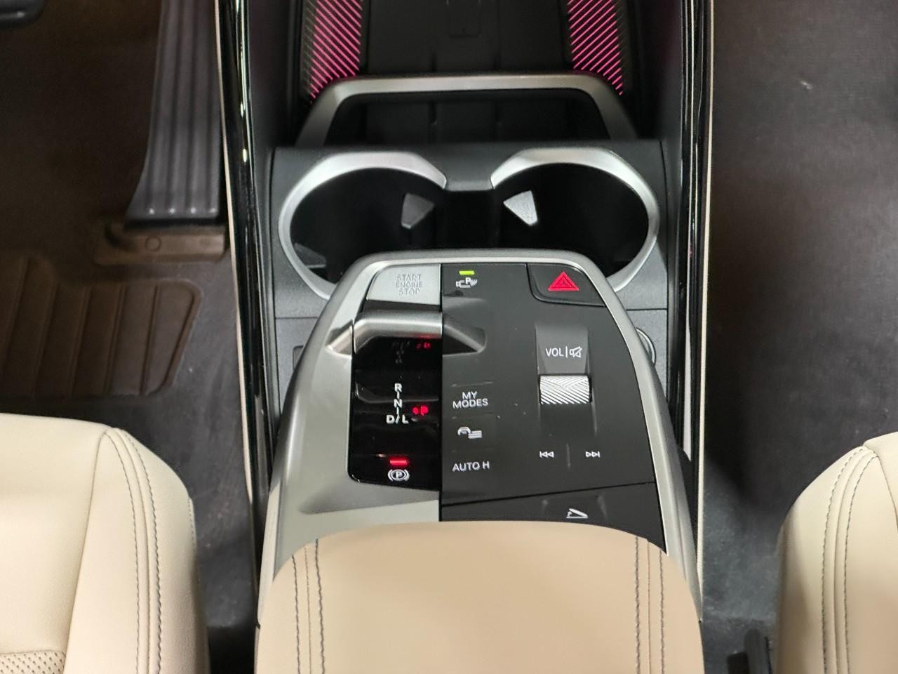 BMW X1 Vehicle Full-screen Gallery Image 16