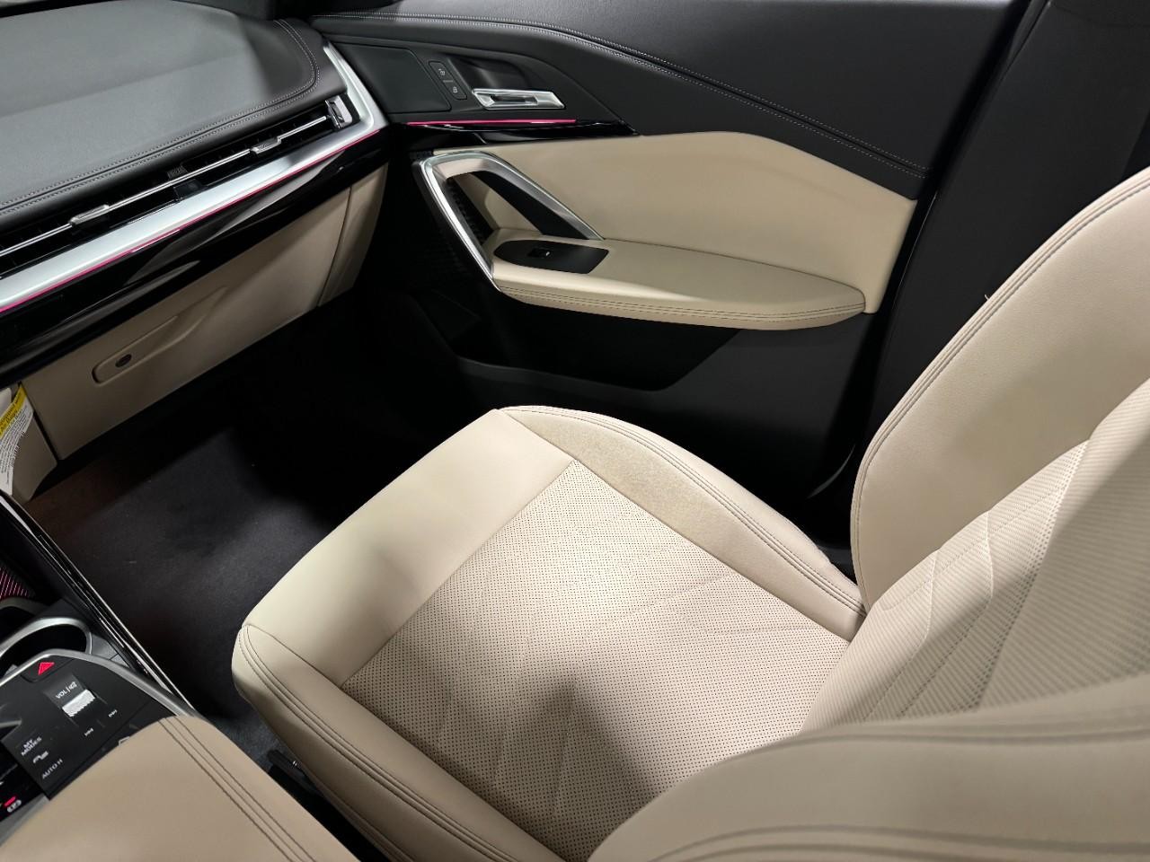 BMW X1 Vehicle Full-screen Gallery Image 17