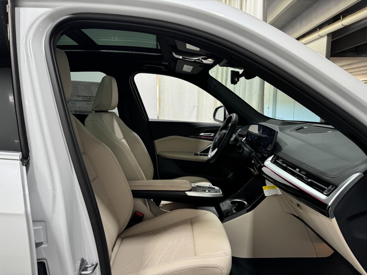 BMW X1 Vehicle Full-screen Gallery Image 18