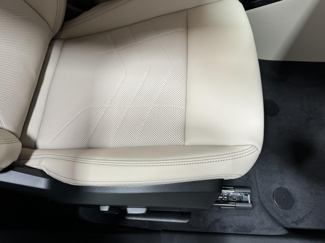 BMW X1 Vehicle Full-screen Gallery Image 19