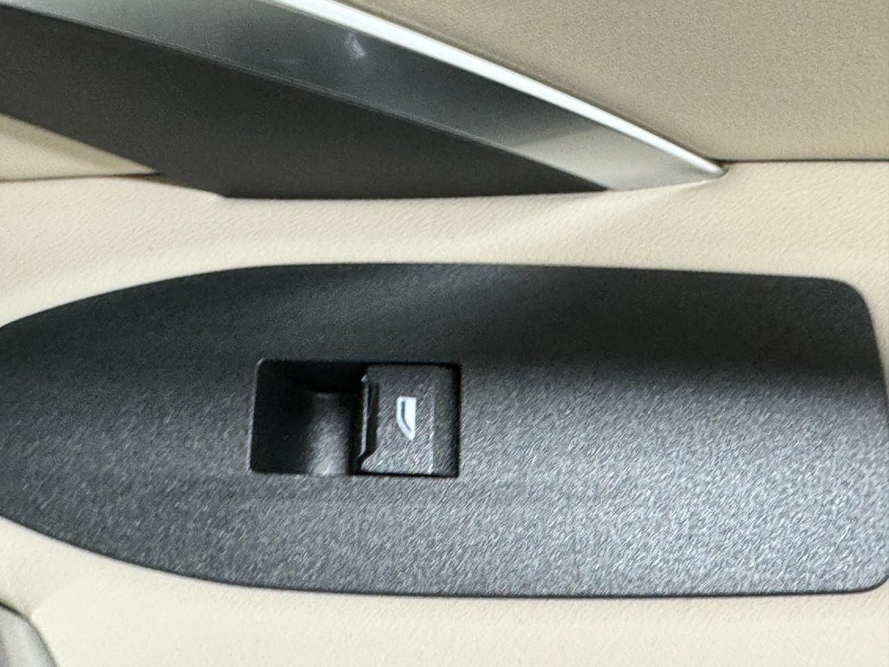 BMW X1 Vehicle Full-screen Gallery Image 22