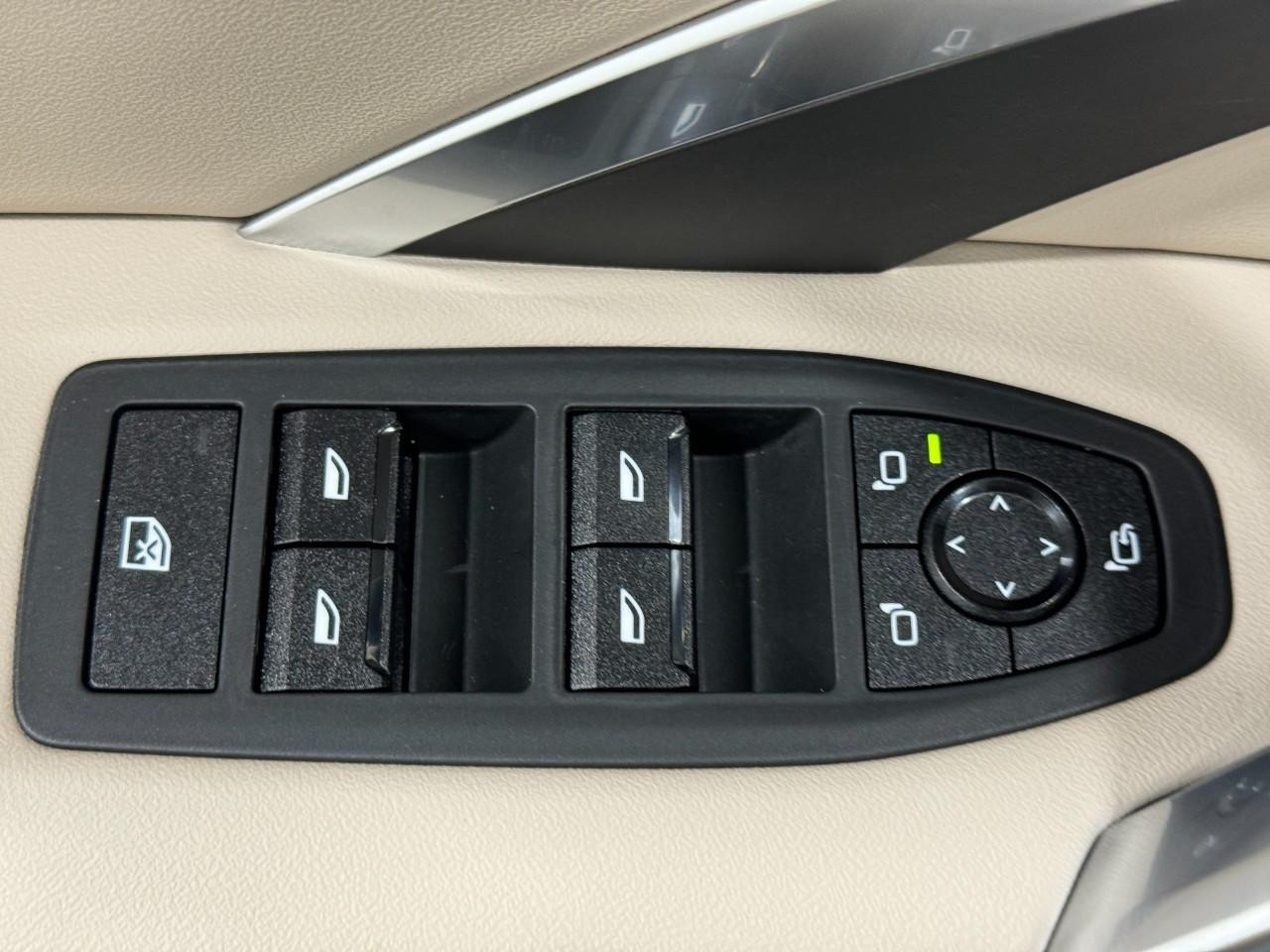 BMW X1 Vehicle Full-screen Gallery Image 24