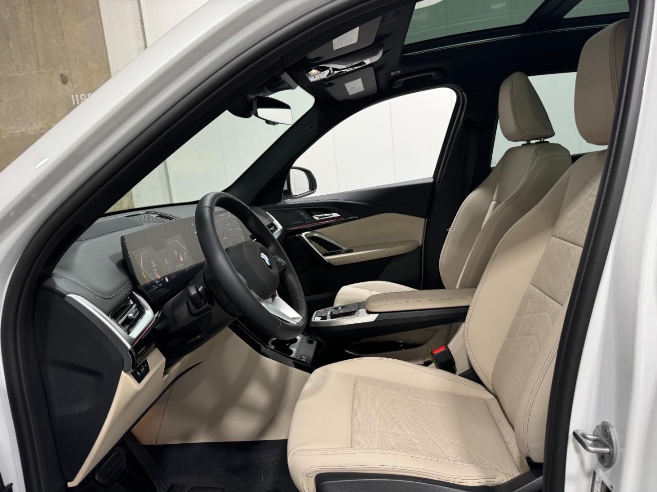 BMW X1 Vehicle Full-screen Gallery Image 26