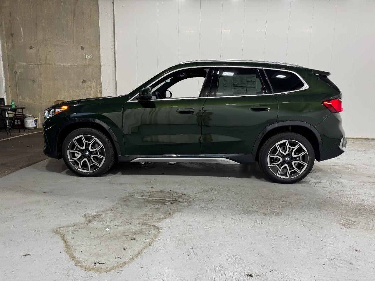 BMW X1 Vehicle Full-screen Gallery Image 2