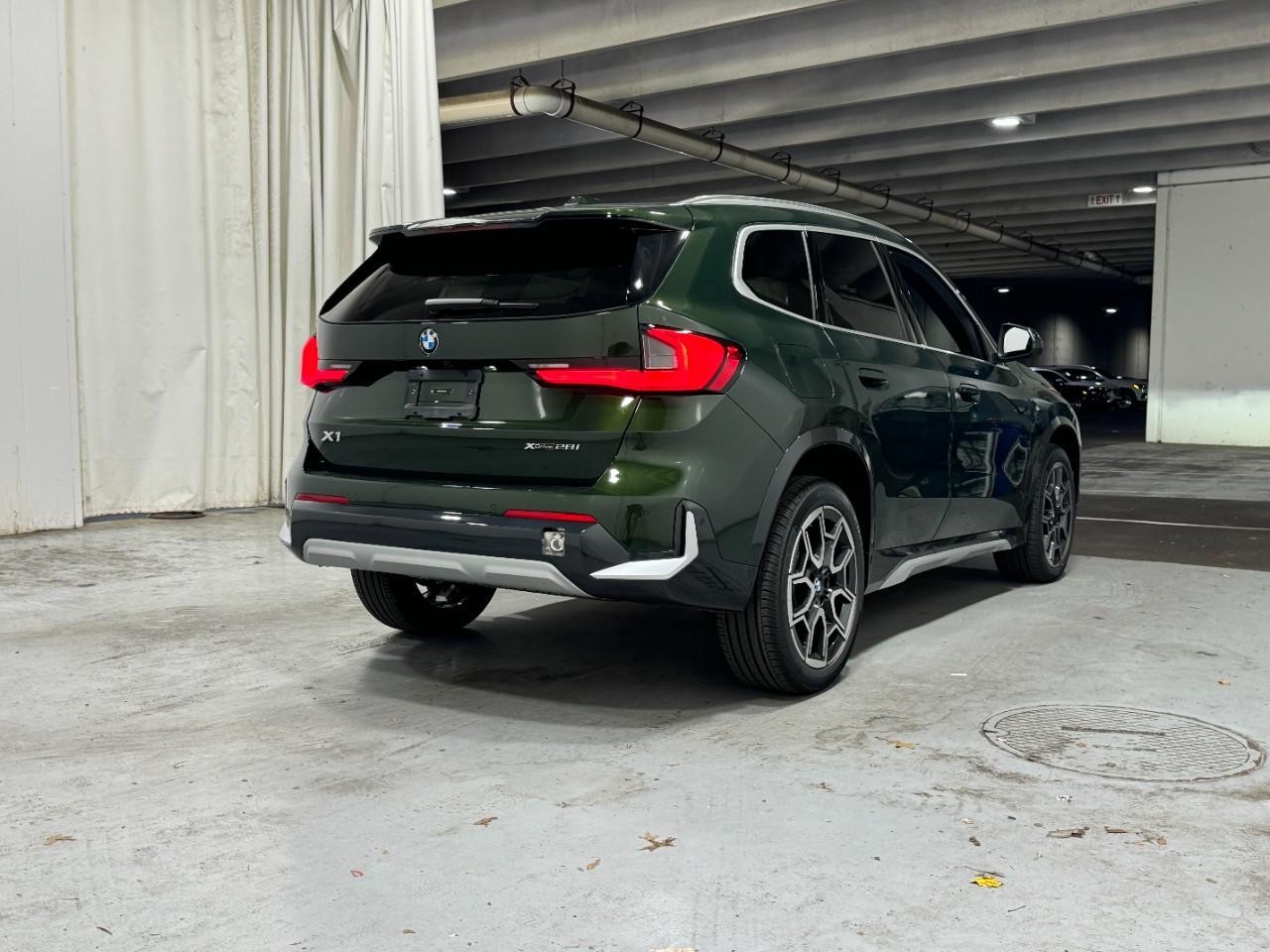 BMW X1 Vehicle Full-screen Gallery Image 4