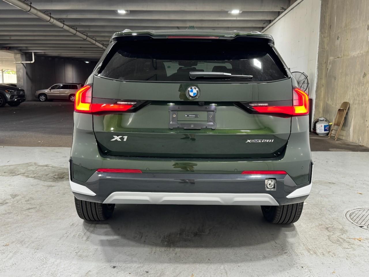 BMW X1 Vehicle Full-screen Gallery Image 9