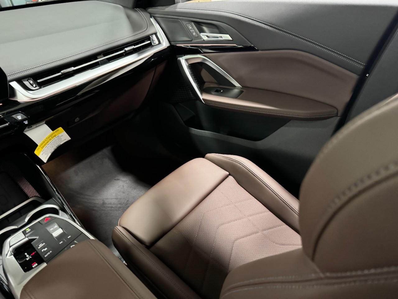 BMW X1 Vehicle Full-screen Gallery Image 17