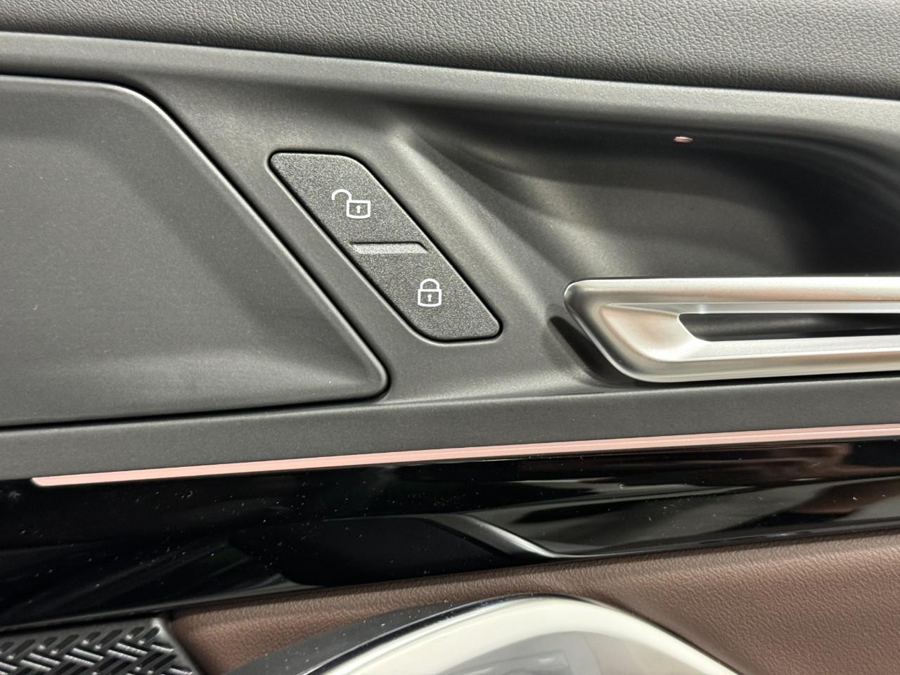 BMW X1 Vehicle Full-screen Gallery Image 21