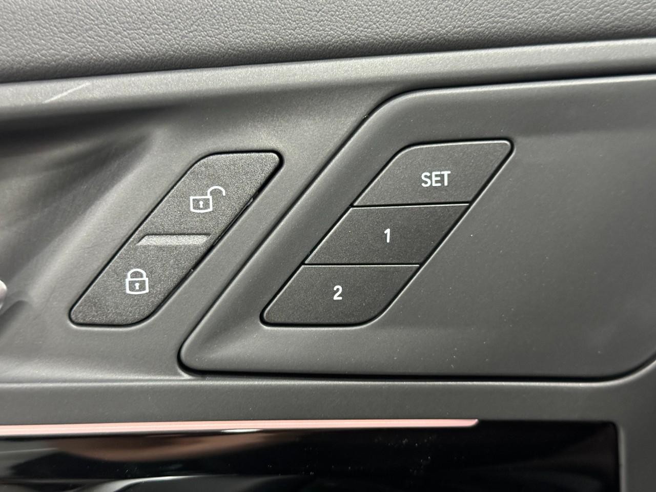 BMW X1 Vehicle Full-screen Gallery Image 23