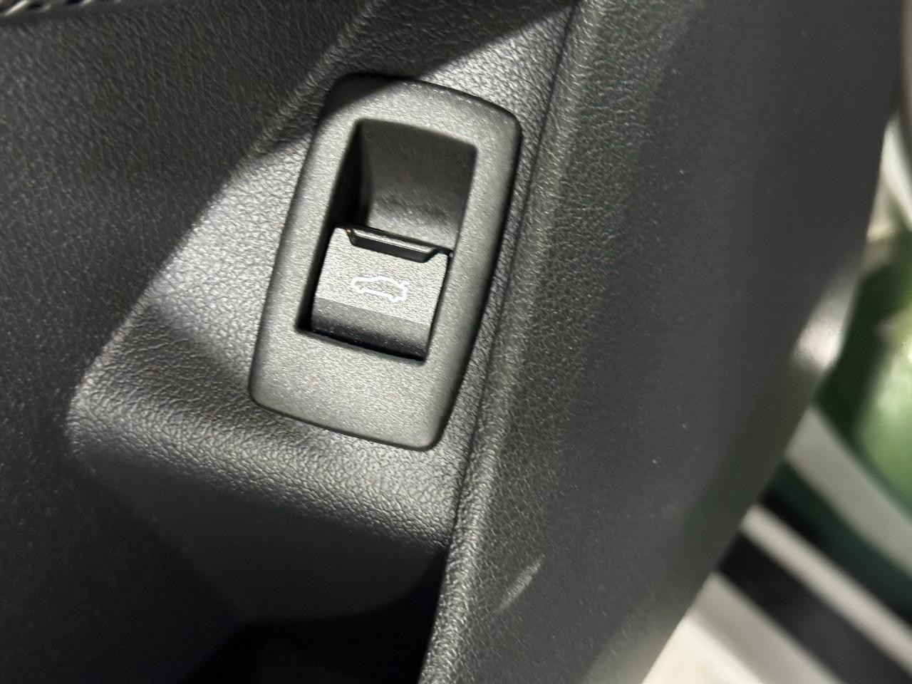 BMW X1 Vehicle Full-screen Gallery Image 25