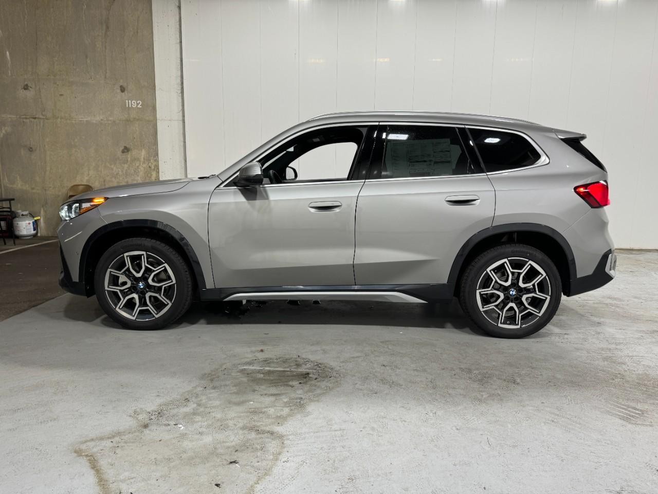 BMW X1 Vehicle Full-screen Gallery Image 2