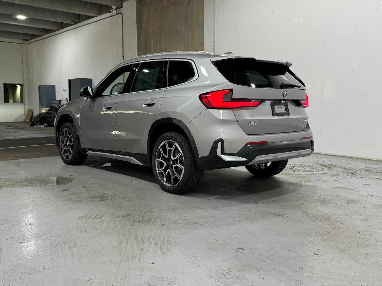 BMW X1 Vehicle Full-screen Gallery Image 3