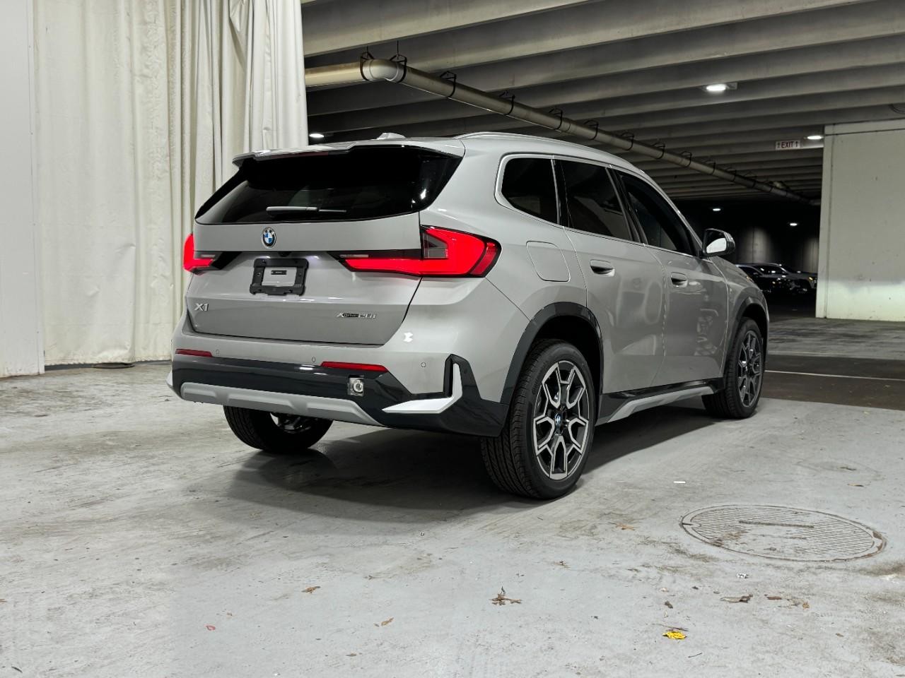 BMW X1 Vehicle Full-screen Gallery Image 4