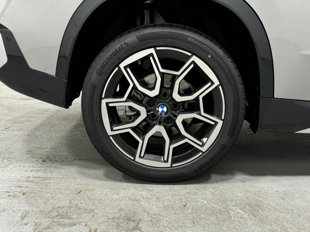 BMW X1 Vehicle Full-screen Gallery Image 5