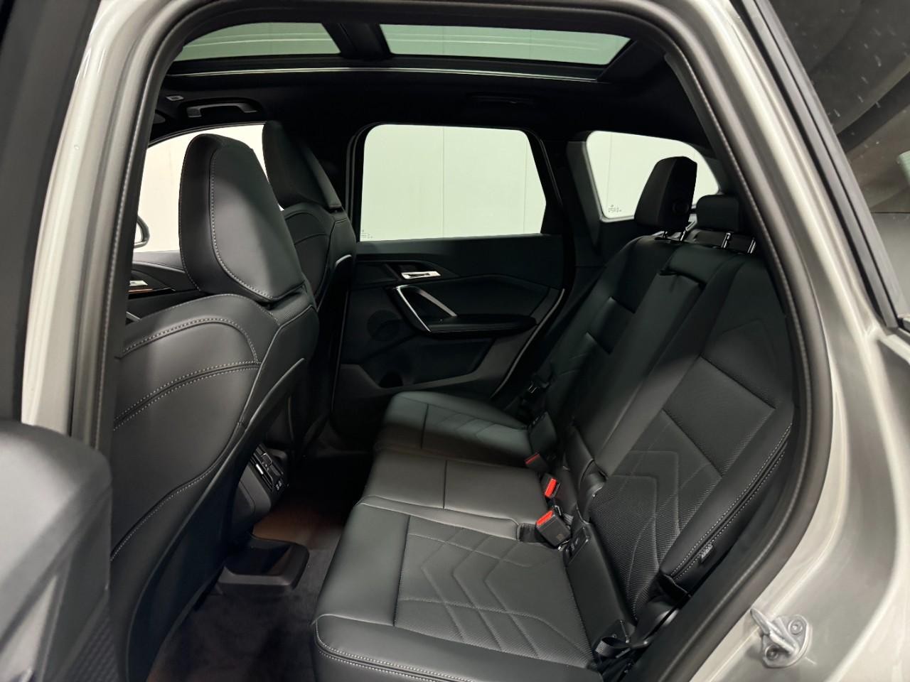 BMW X1 Vehicle Full-screen Gallery Image 8