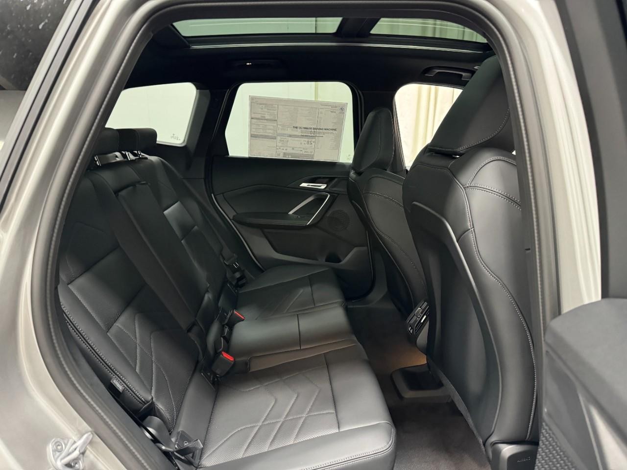 BMW X1 Vehicle Full-screen Gallery Image 10