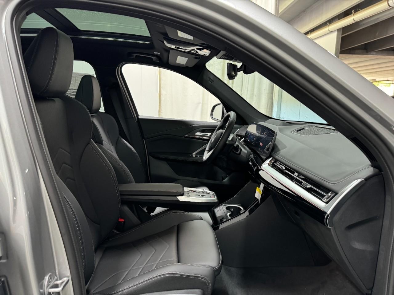 BMW X1 Vehicle Full-screen Gallery Image 18