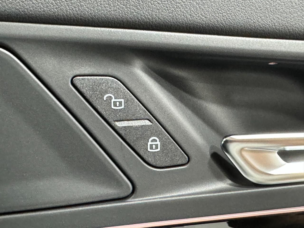 BMW X1 Vehicle Full-screen Gallery Image 21