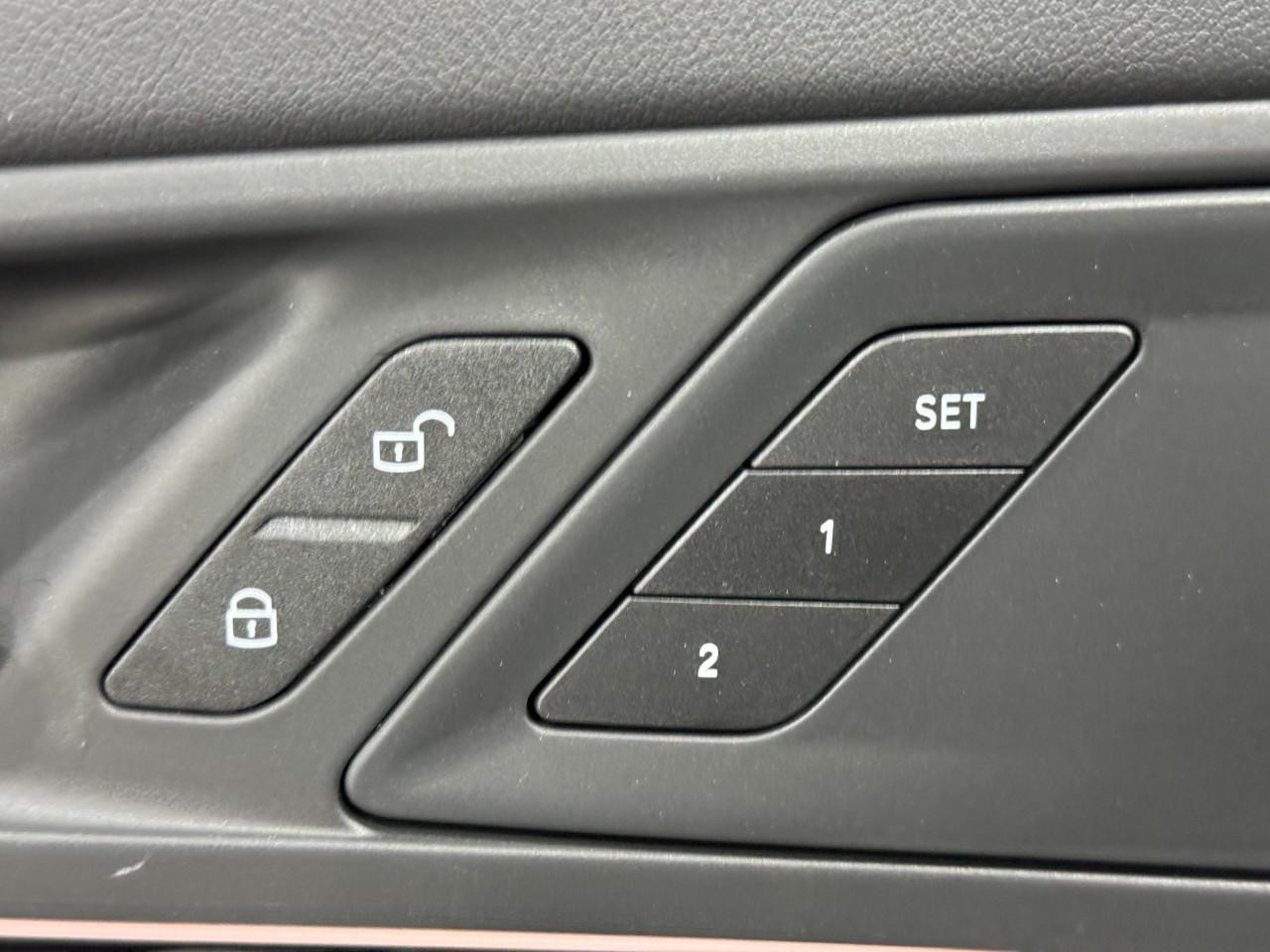 BMW X1 Vehicle Full-screen Gallery Image 23