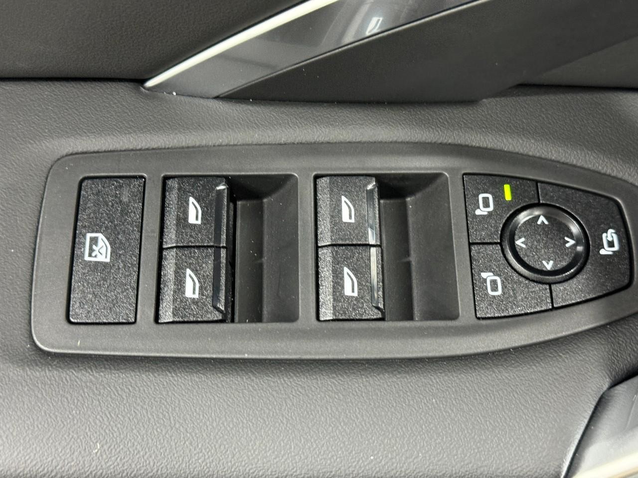 BMW X1 Vehicle Full-screen Gallery Image 24