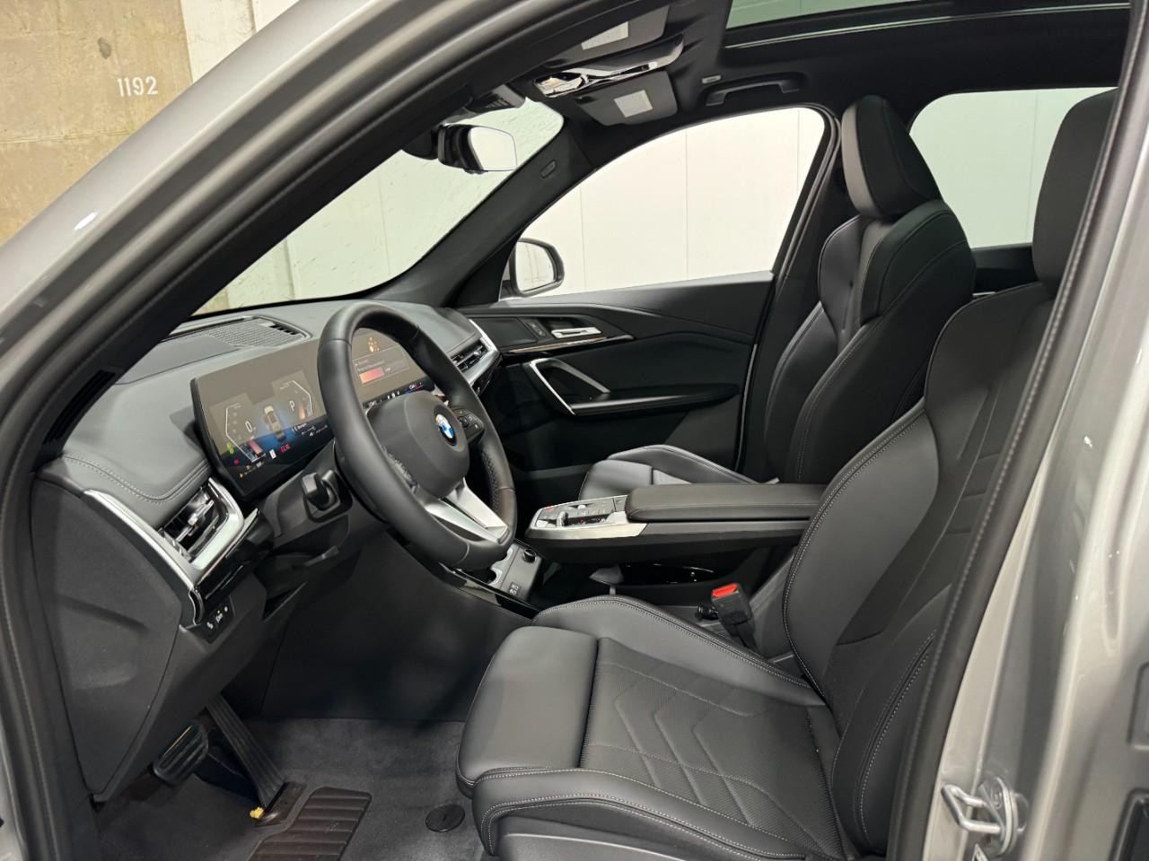 BMW X1 Vehicle Full-screen Gallery Image 26