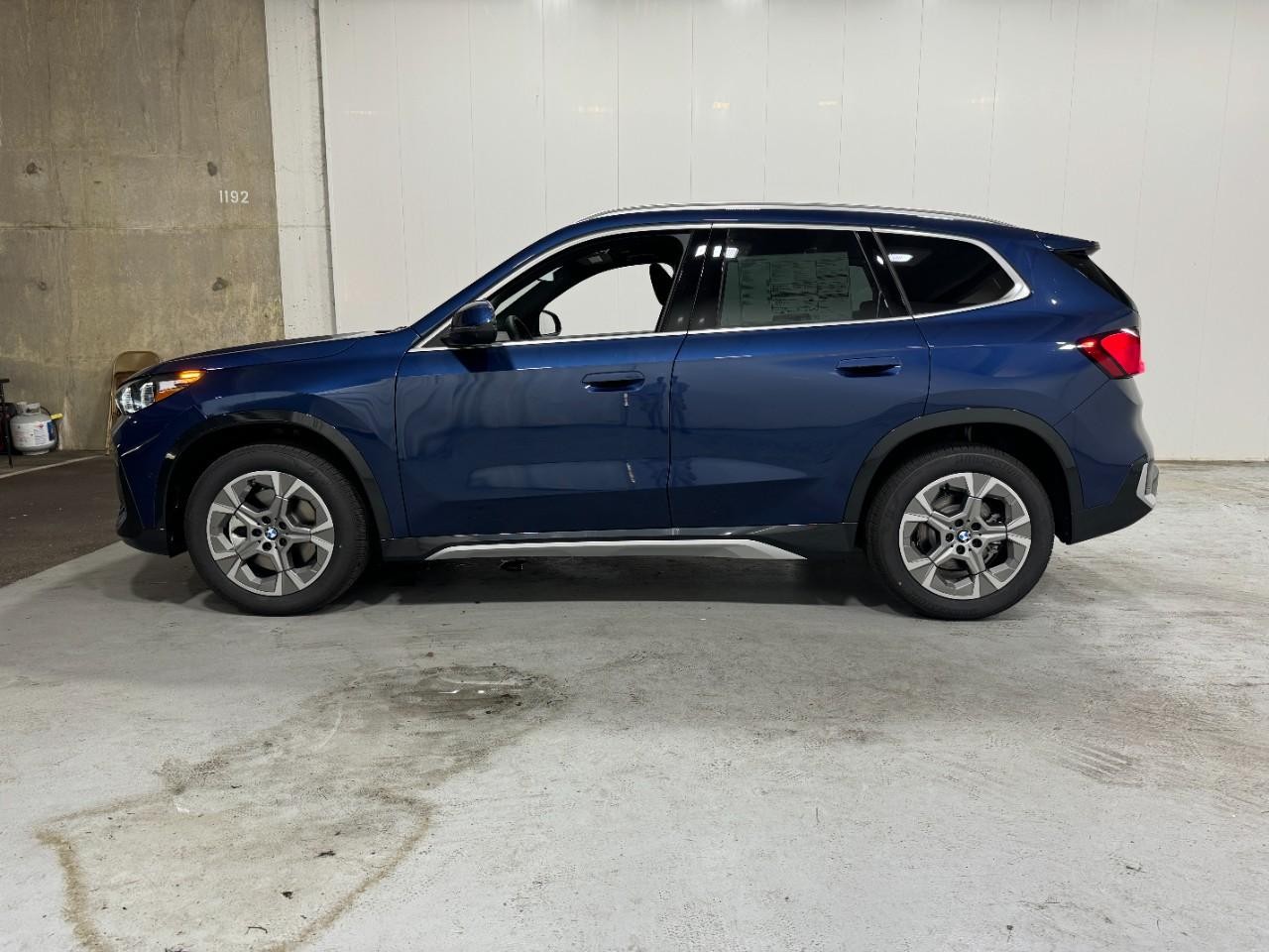 BMW X1 Vehicle Full-screen Gallery Image 2