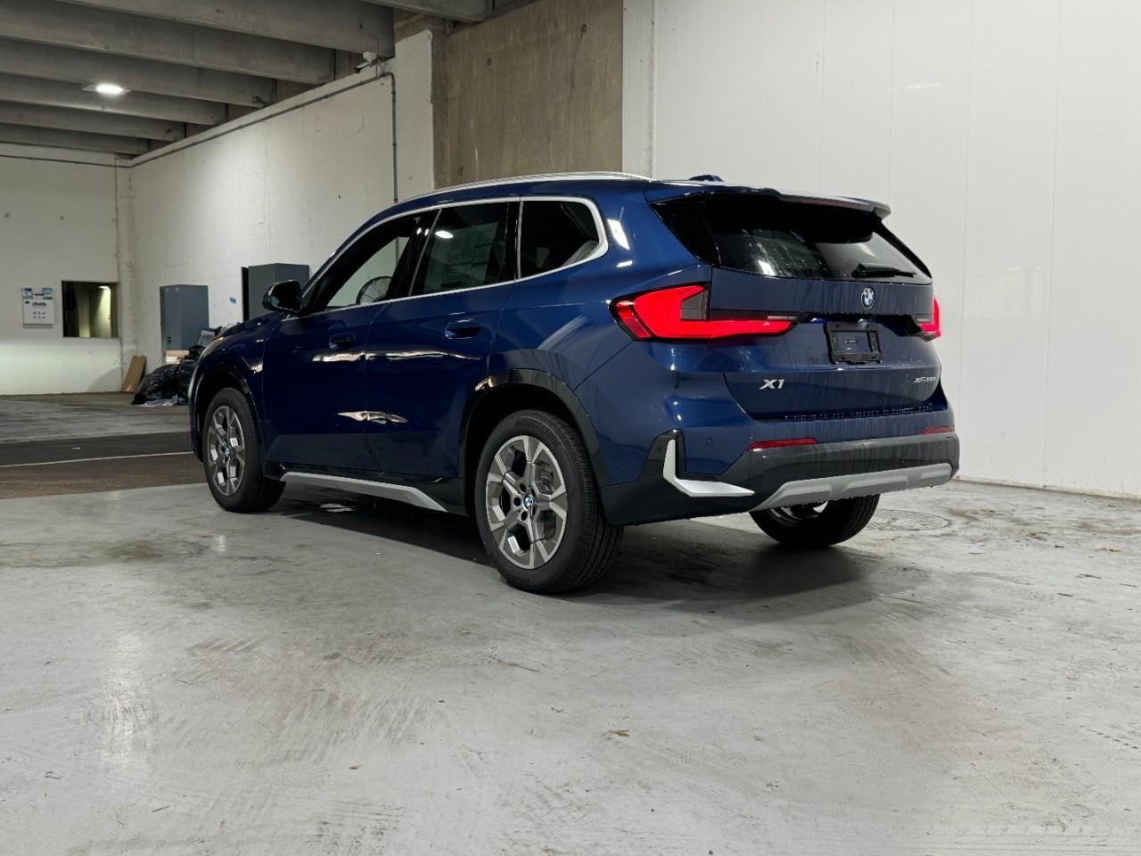 BMW X1 Vehicle Full-screen Gallery Image 3