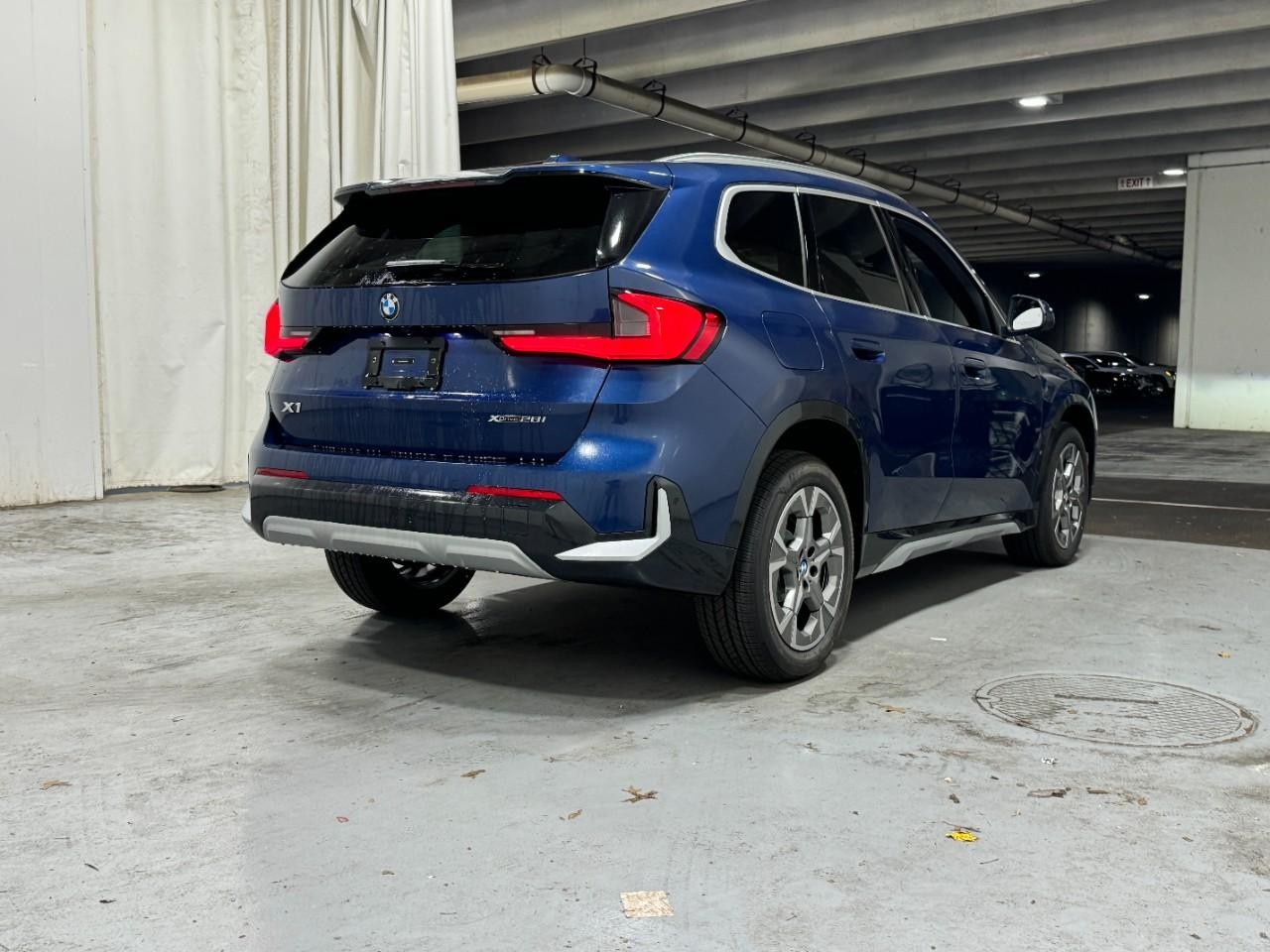 BMW X1 Vehicle Full-screen Gallery Image 4