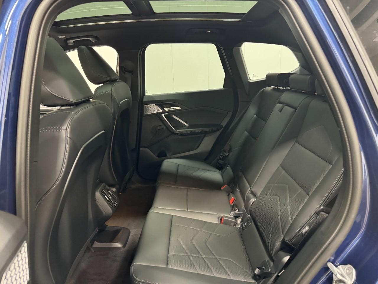 BMW X1 Vehicle Full-screen Gallery Image 8