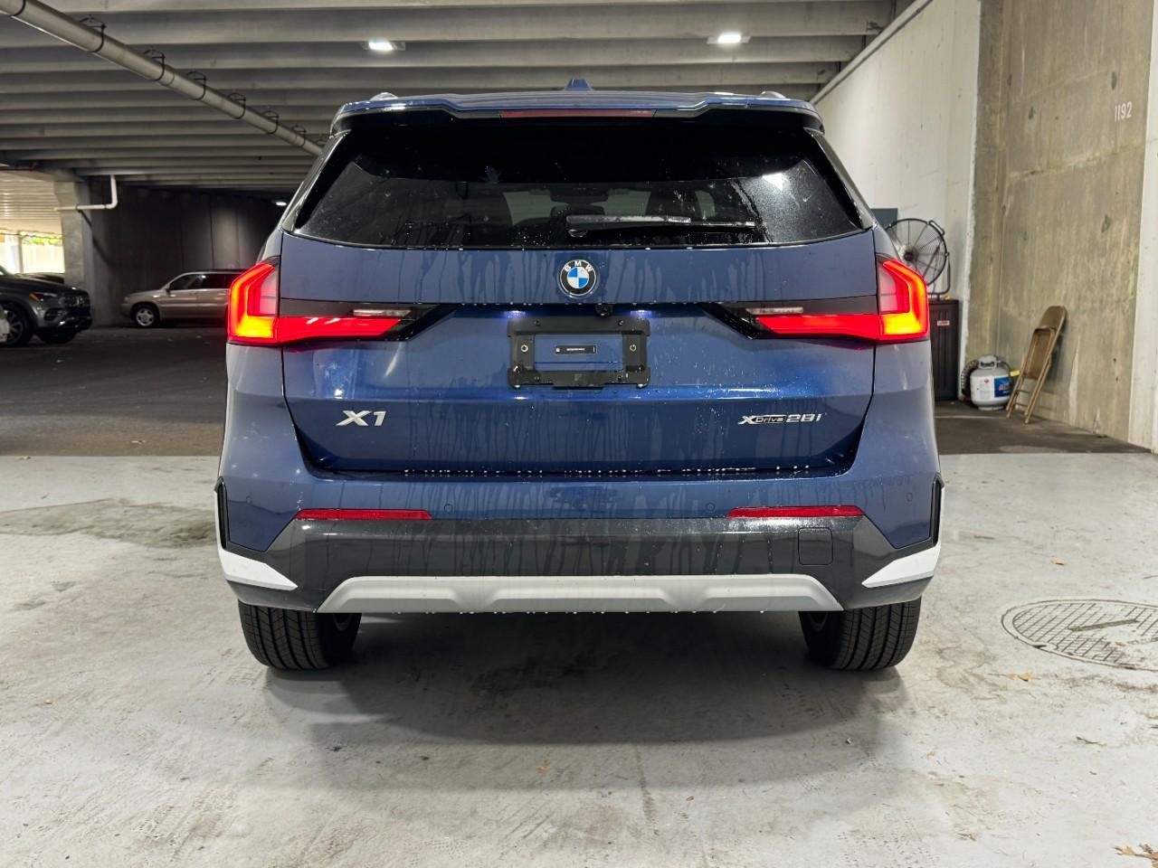 BMW X1 Vehicle Full-screen Gallery Image 9