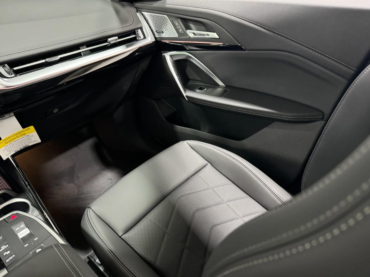 BMW X1 Vehicle Full-screen Gallery Image 17