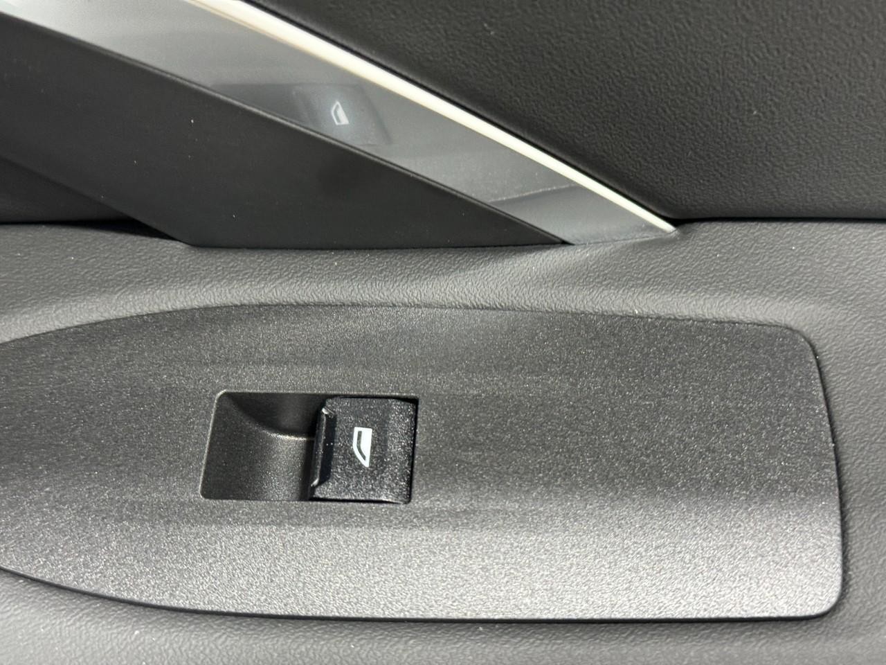 BMW X1 Vehicle Full-screen Gallery Image 22